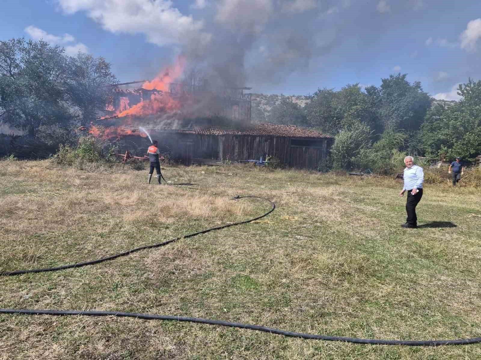 Kastamonu’da 2 ev, 1 ahır ve 1 samanlık alevlere teslim oldu