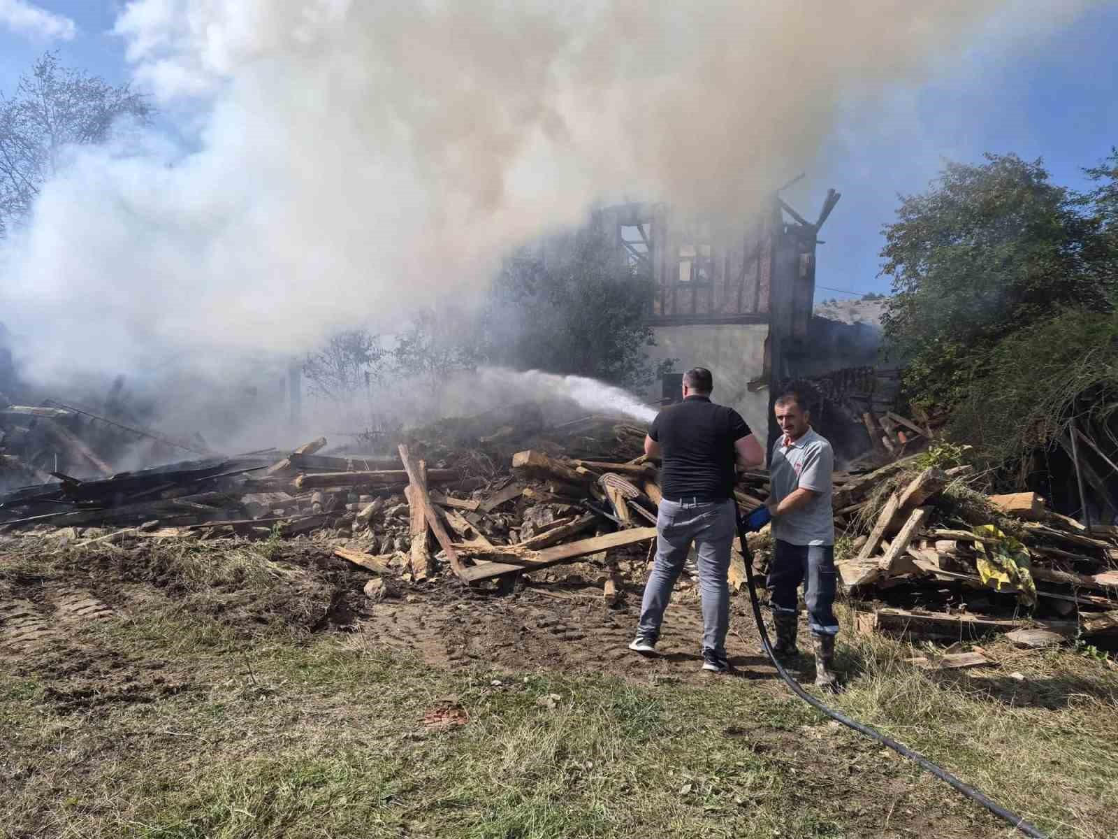 Kastamonu’da 2 ev, 1 ahır ve 1 samanlık alevlere teslim oldu