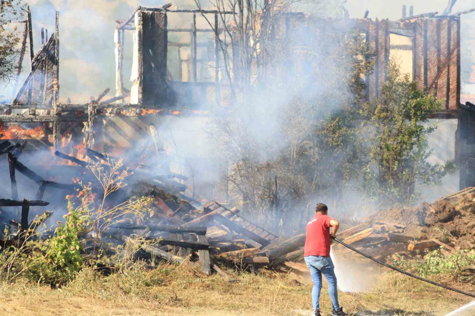 Kastamonu’da 2 ev, 1 ahır ve 1 samanlık alevlere teslim oldu