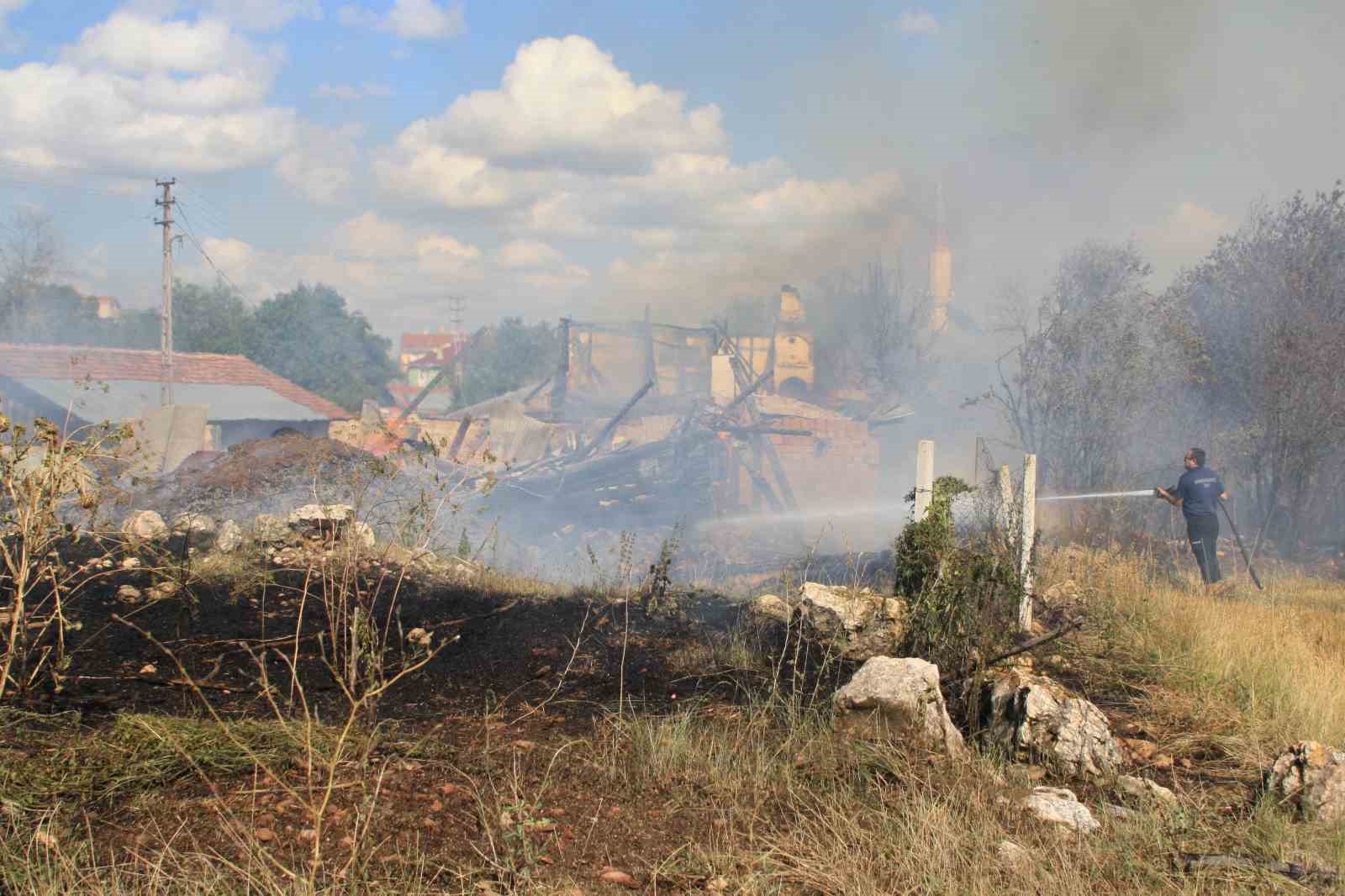 Kastamonu’da 2 ev, 1 ahır ve 1 samanlık alevlere teslim oldu