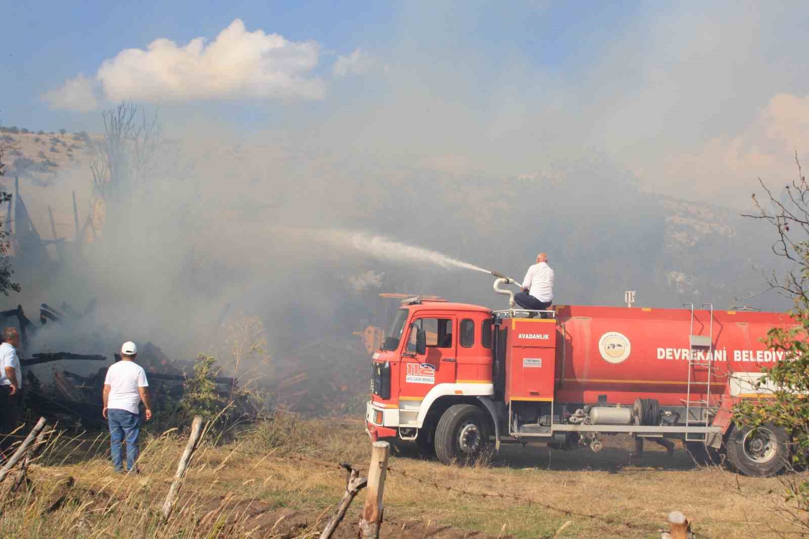 Kastamonu’da 2 ev, 1 ahır ve 1 samanlık alevlere teslim oldu