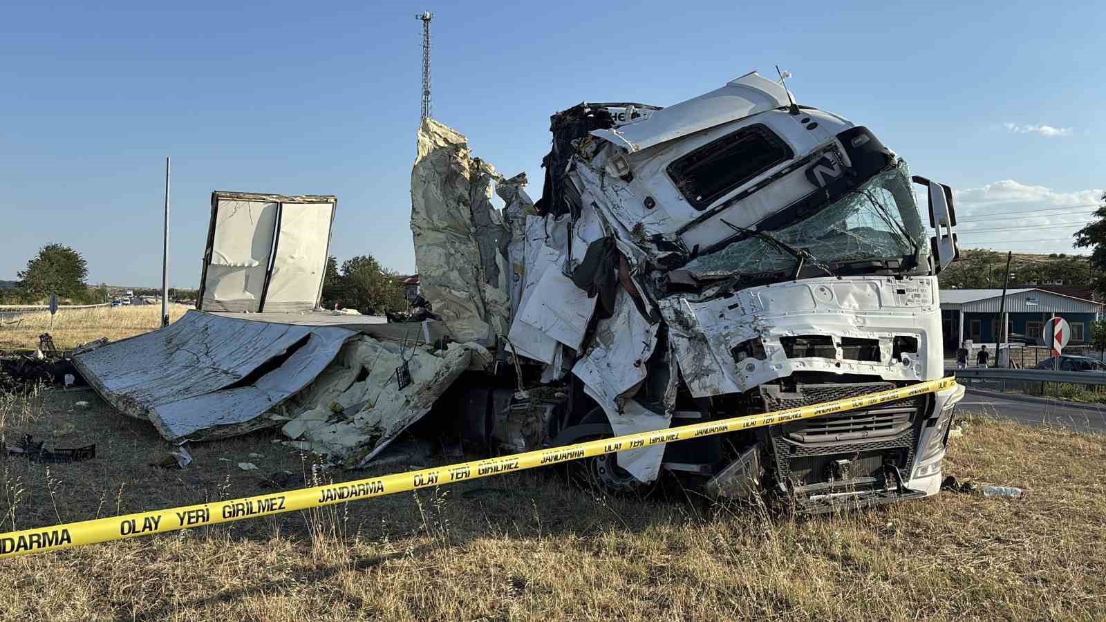 Kaza sonrası 3 gündür yol kenarında bekletilen tır alevlere teslim oldu