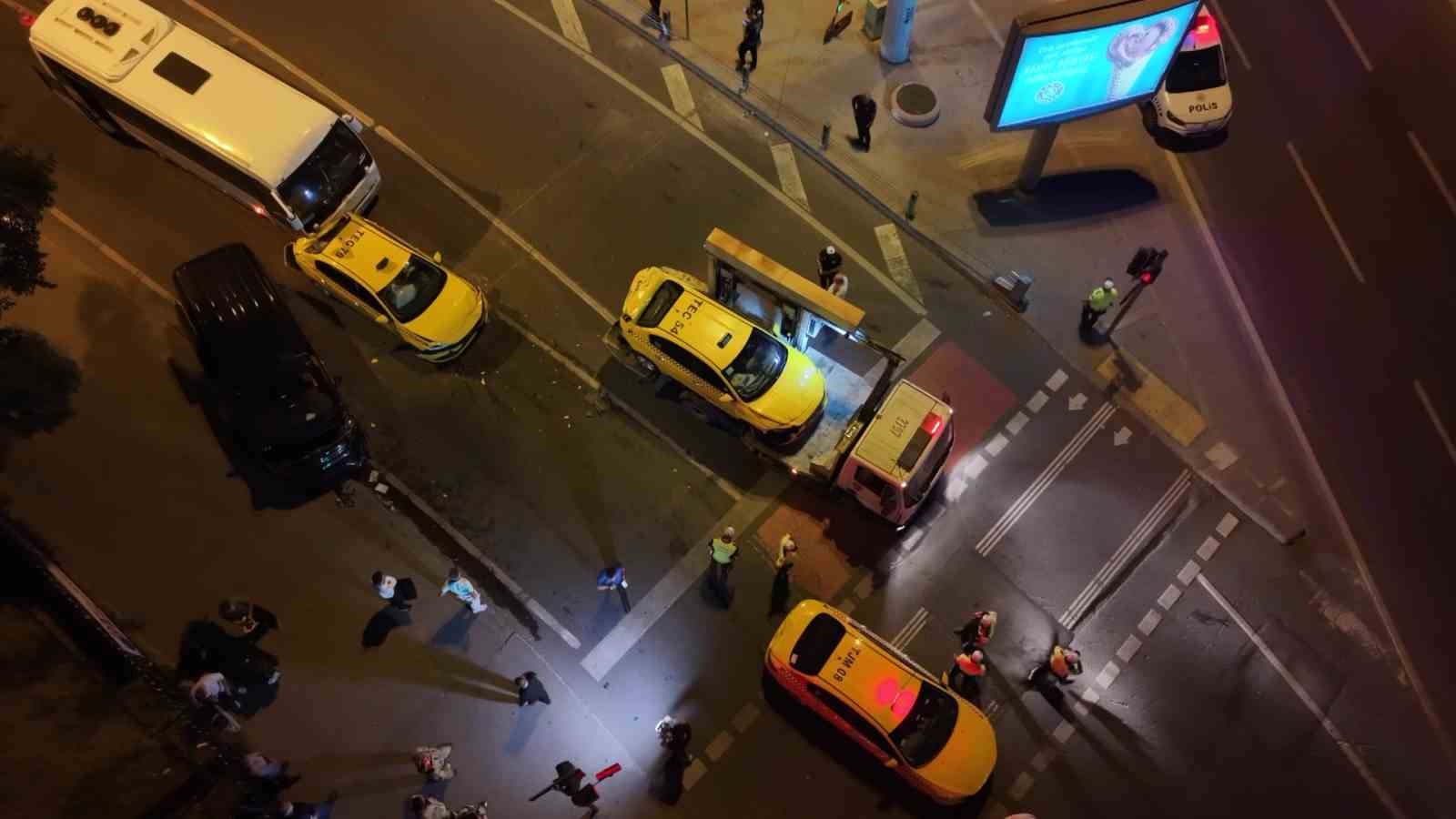 Beyoğlu’nda 8 araçlı zincirleme kaza: 5 kişi yaralandı