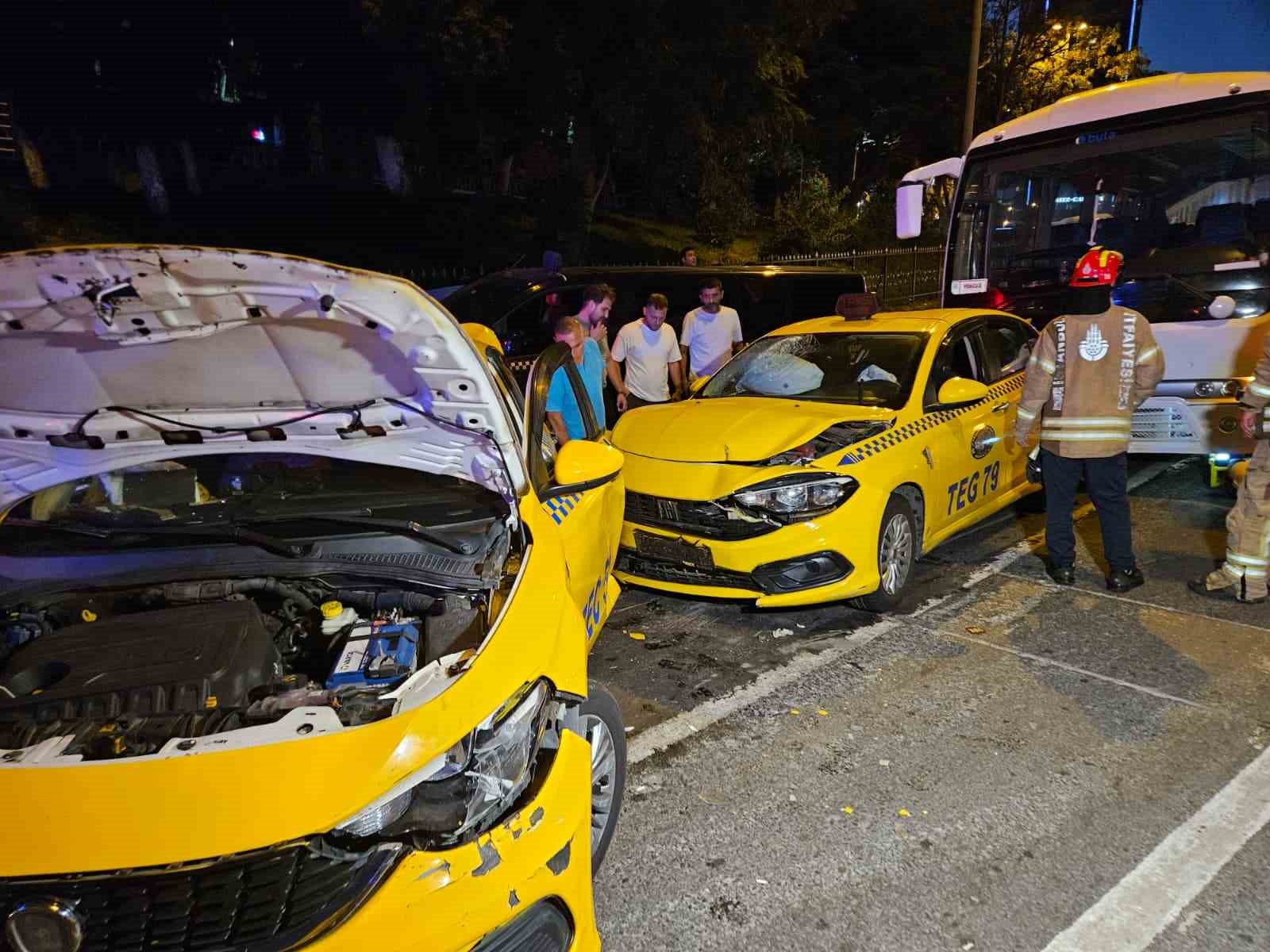 Beyoğlu’nda 8 araçlı zincirleme kaza: 5 kişi yaralandı