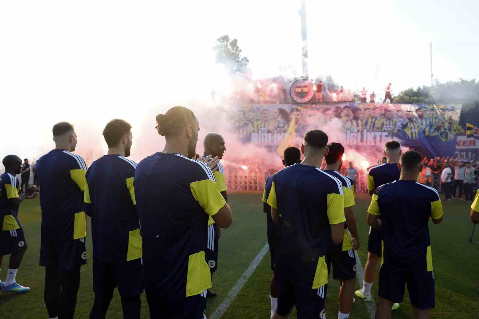 Fenerbahçe, Sturm Graz maçı öncesi son antrenmanını taraftara açık yaptı