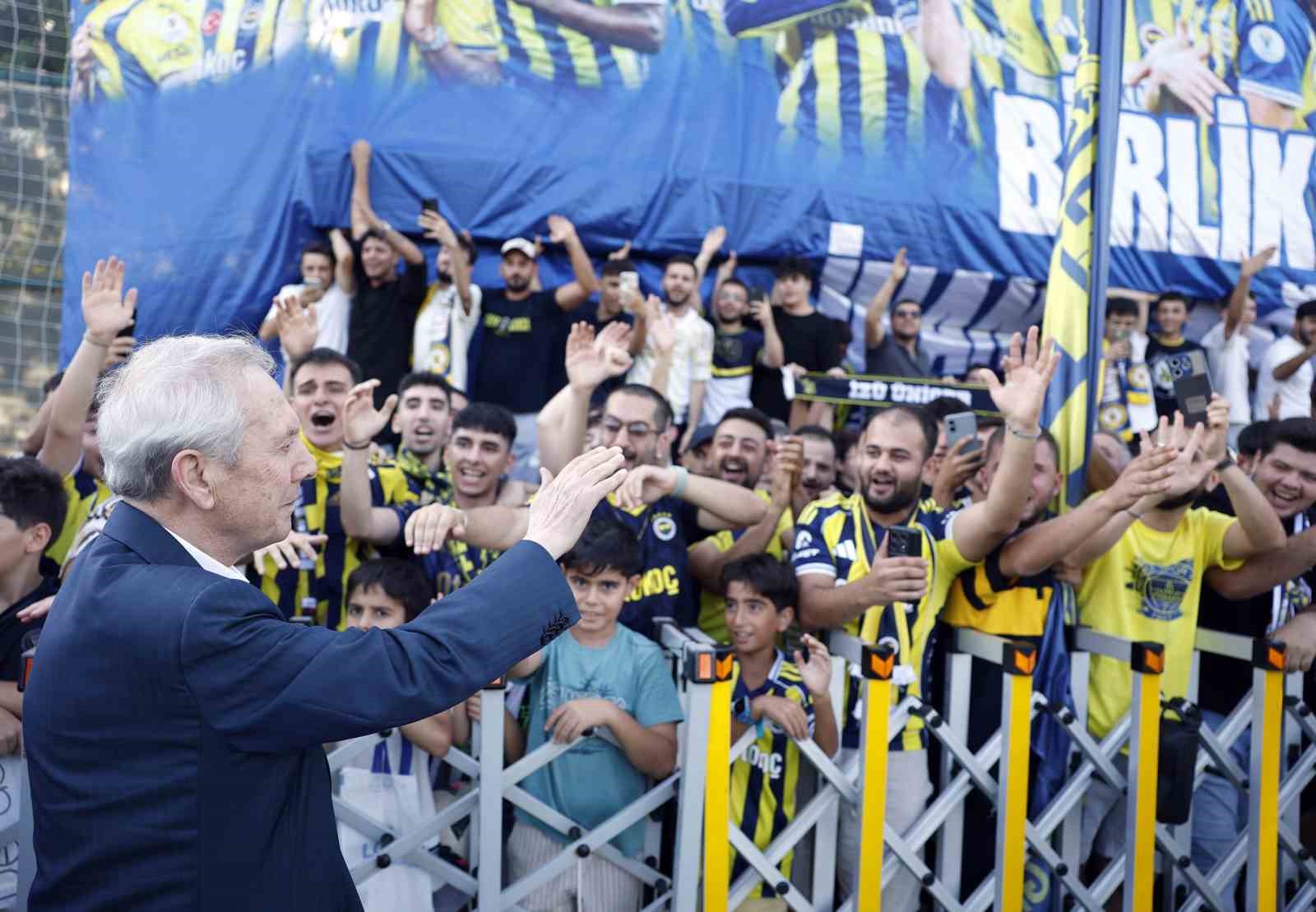 Fenerbahçe, Sturm Graz maçı öncesi son antrenmanını taraftara açık yaptı