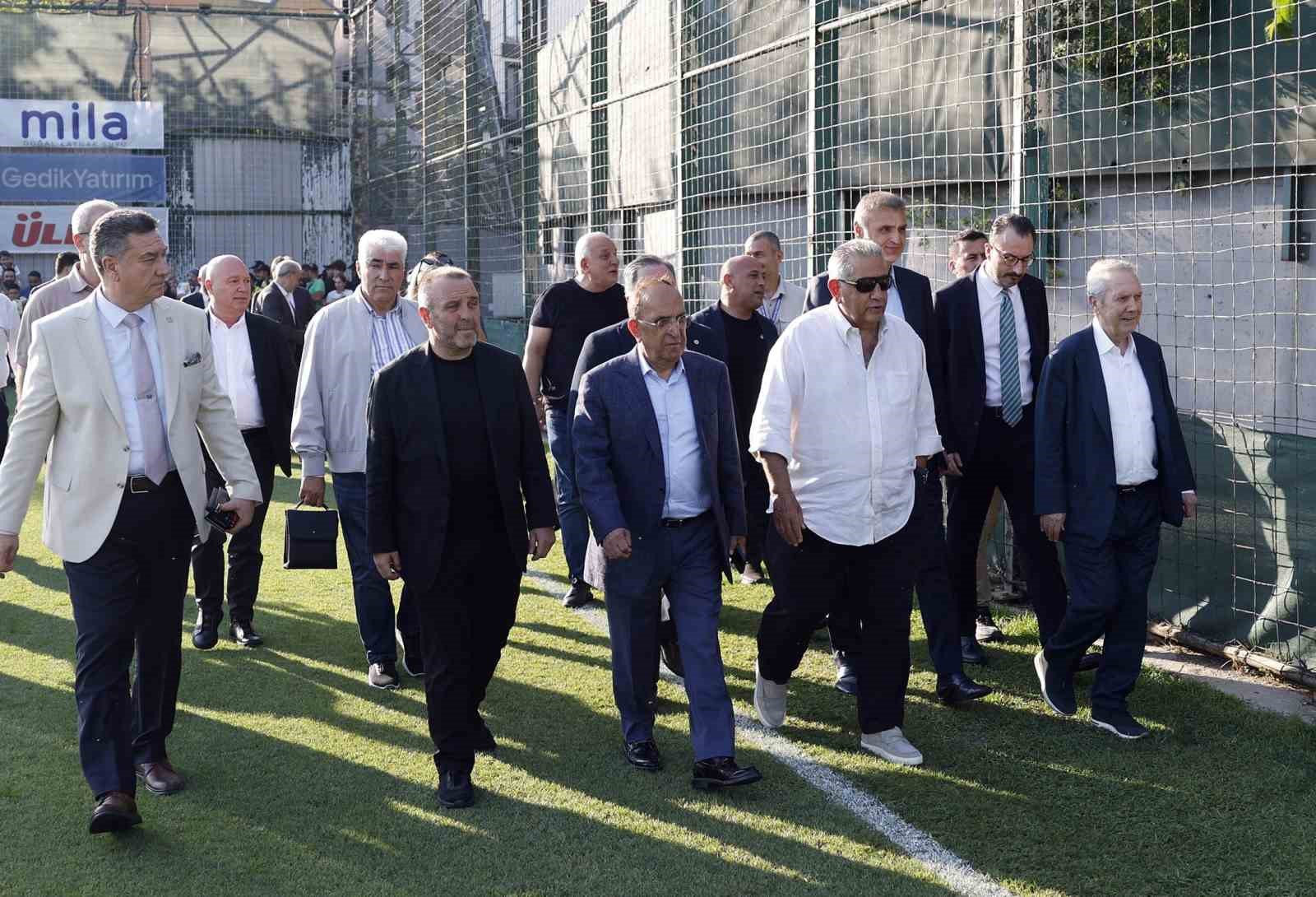 Fenerbahçe, Sturm Graz maçı öncesi son antrenmanını taraftara açık yaptı