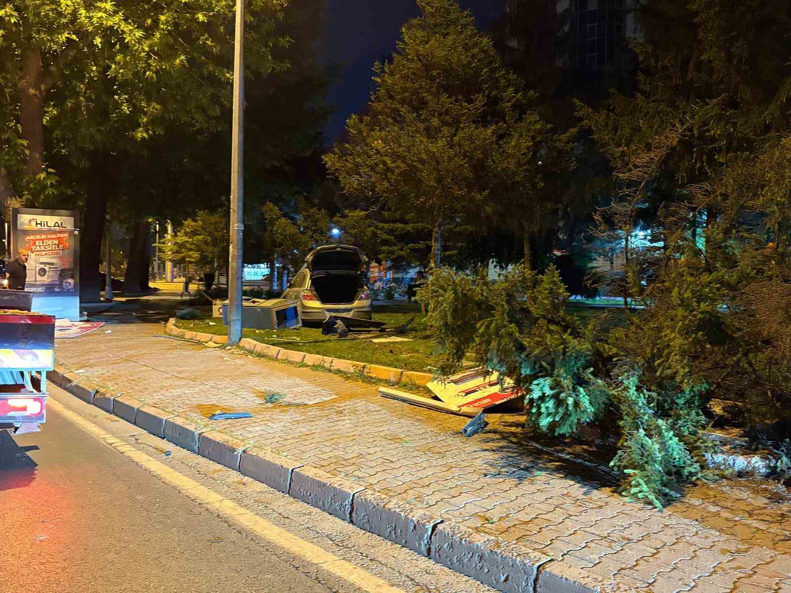 Otomobil parka daldı, ortalık savaş alanına döndü
