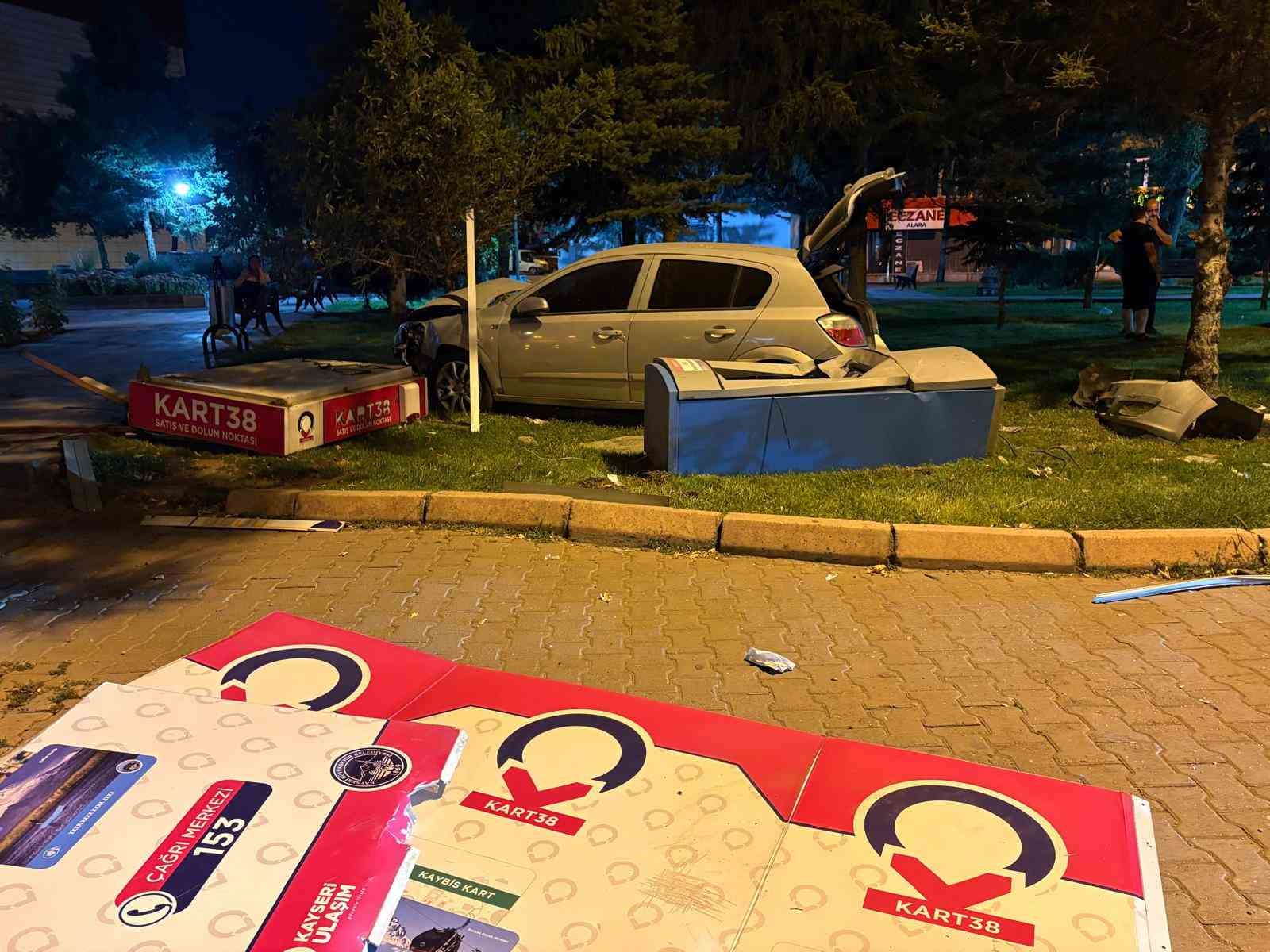 Otomobil parka daldı, ortalık savaş alanına döndü