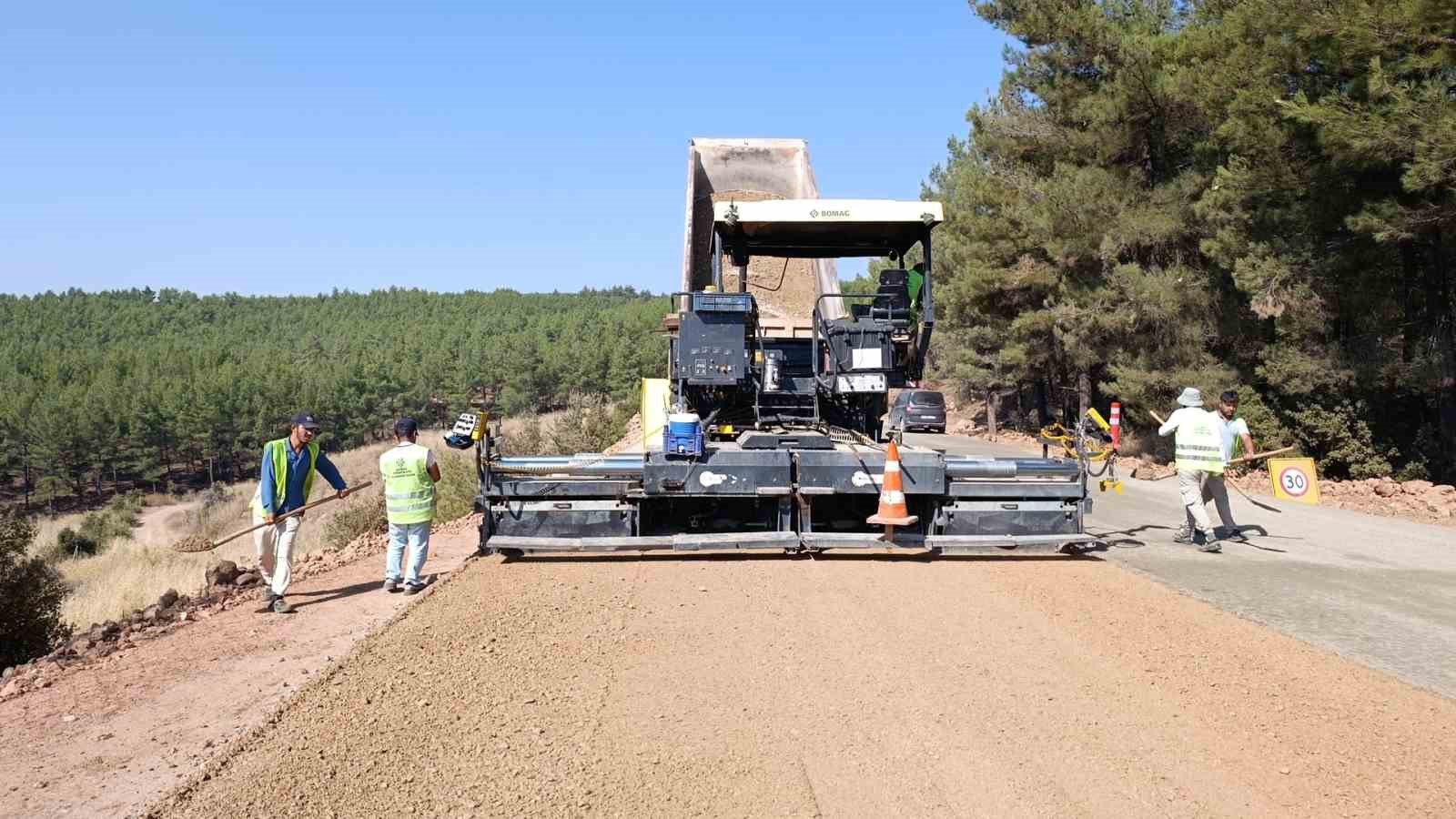 Aydın Büyükşehir’den 17 ilçede eş zamanlı yol seferberliği