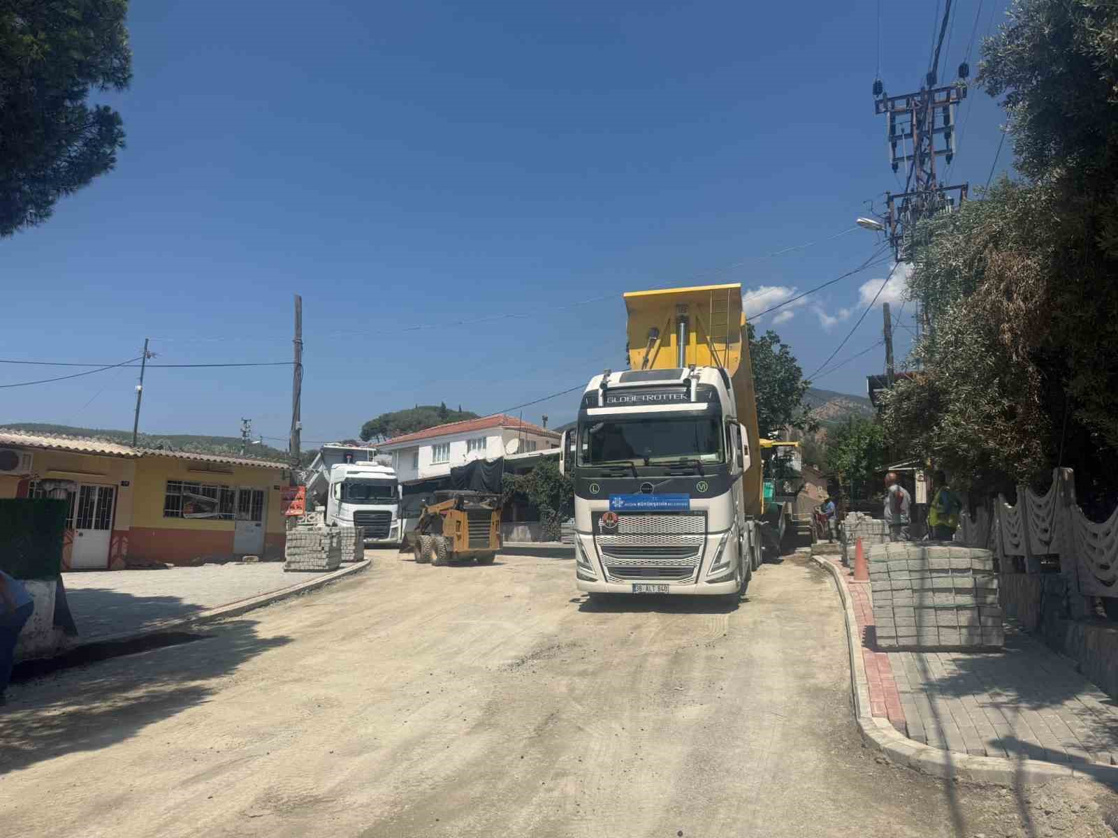 Aydın Büyükşehir’den 17 ilçede eş zamanlı yol seferberliği
