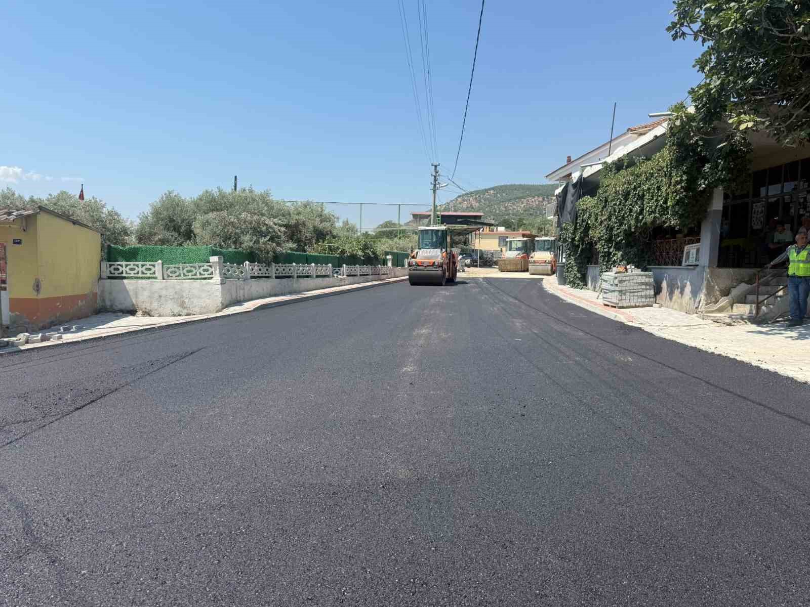 Aydın Büyükşehir’den 17 ilçede eş zamanlı yol seferberliği