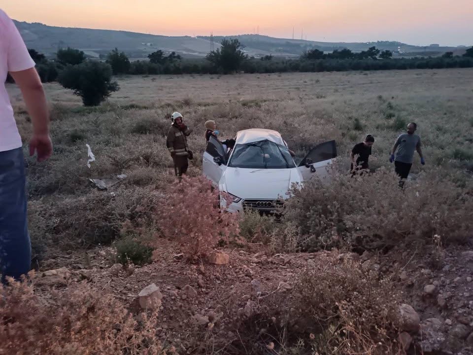 İskenderun’da otomobil tarlaya uçtu