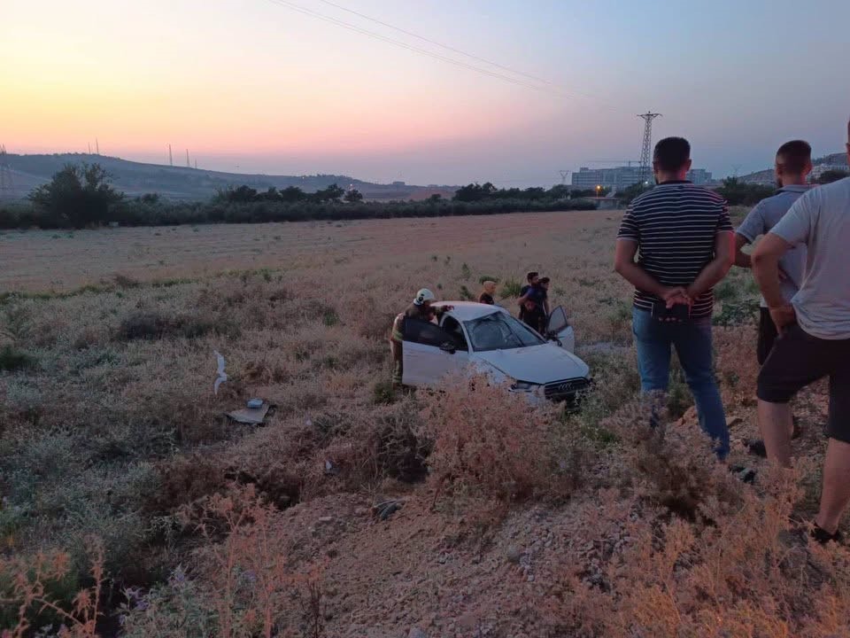 İskenderun’da otomobil tarlaya uçtu