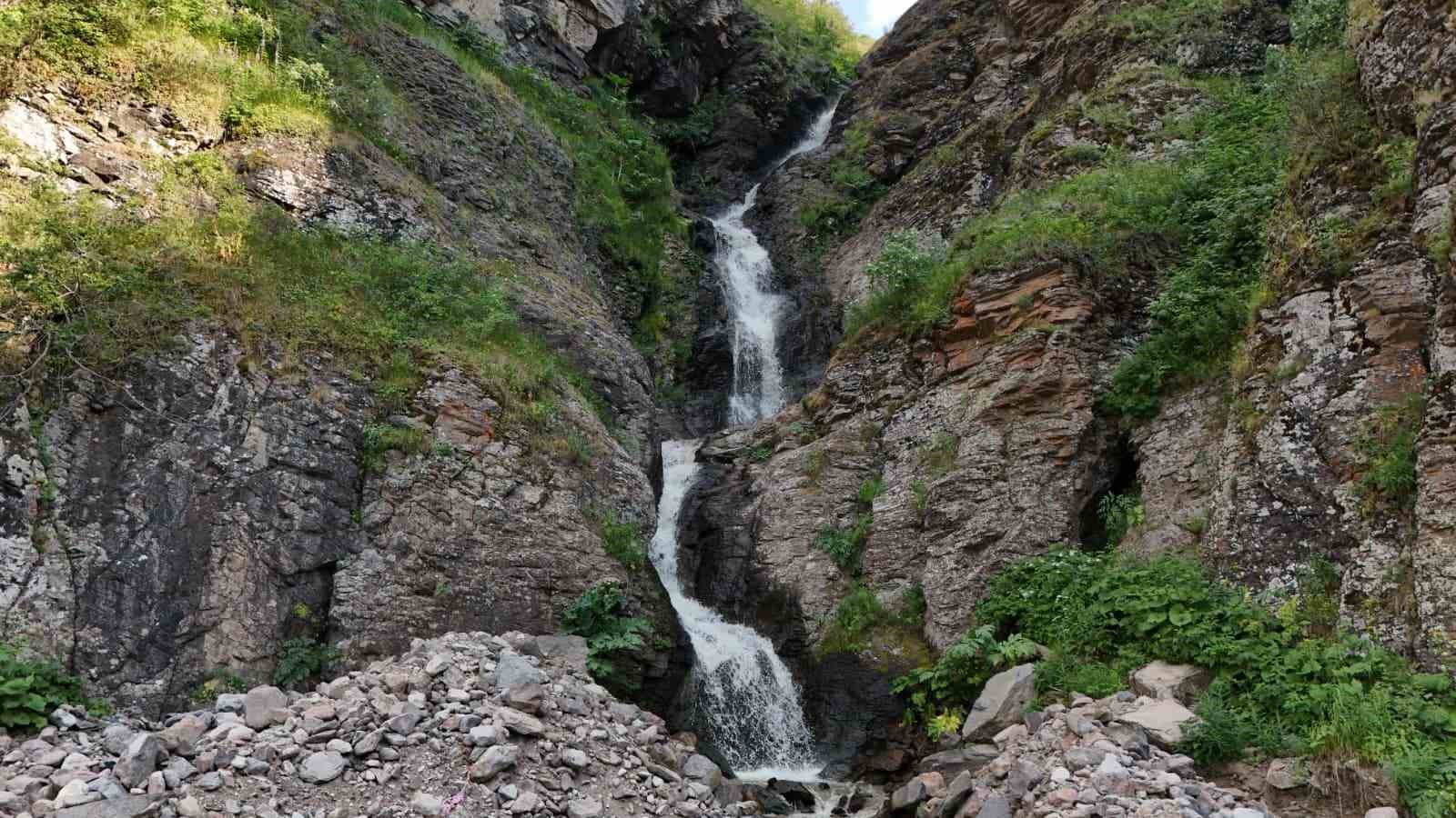 Doğa tutkunlarının yeni gözdesi: Erzurum’un saklı güzelliği ‘Mescit Dağı’ keşfedilmeyi bekliyor