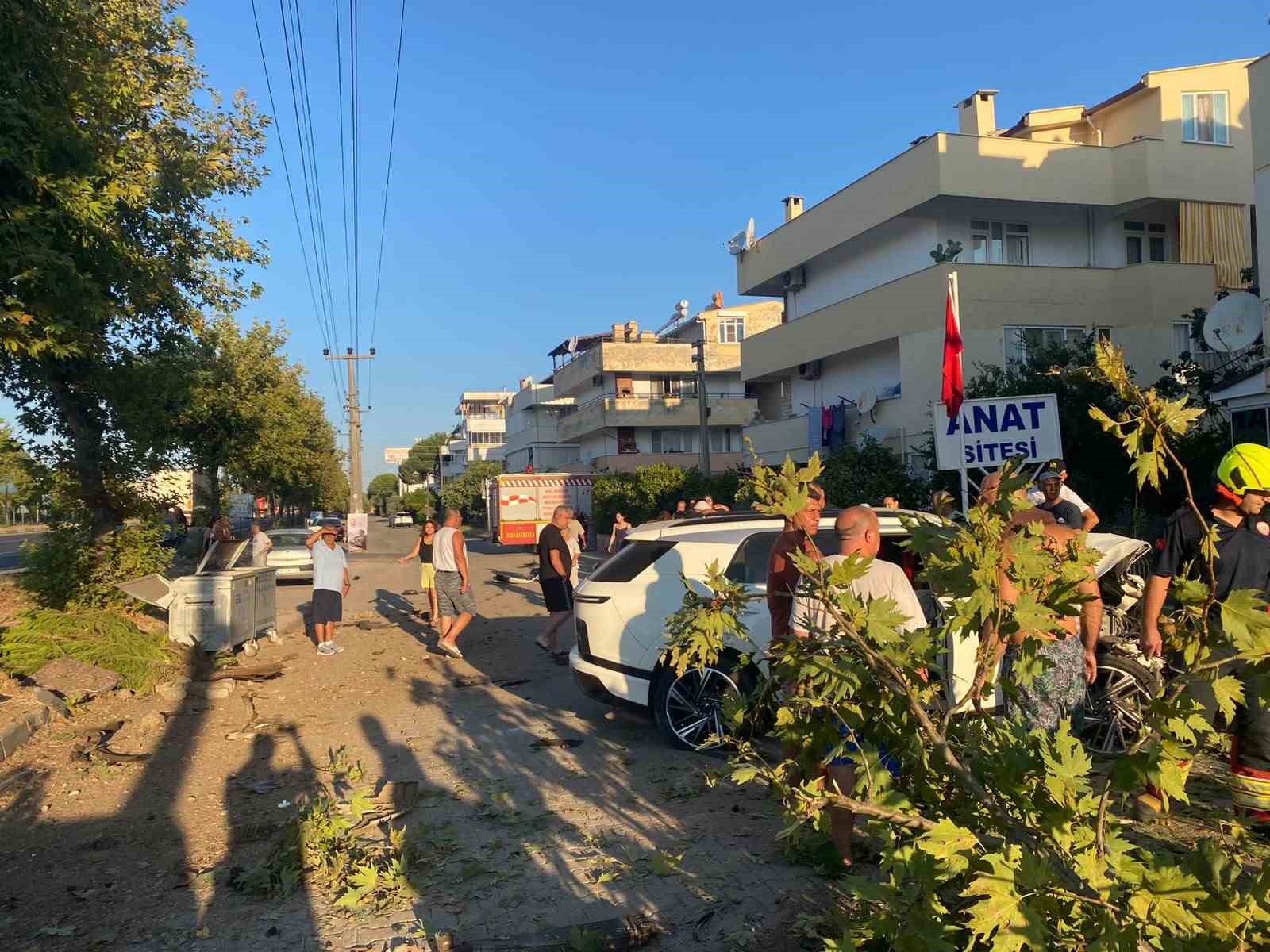 Edremit’te otomobil ağaca çarptı