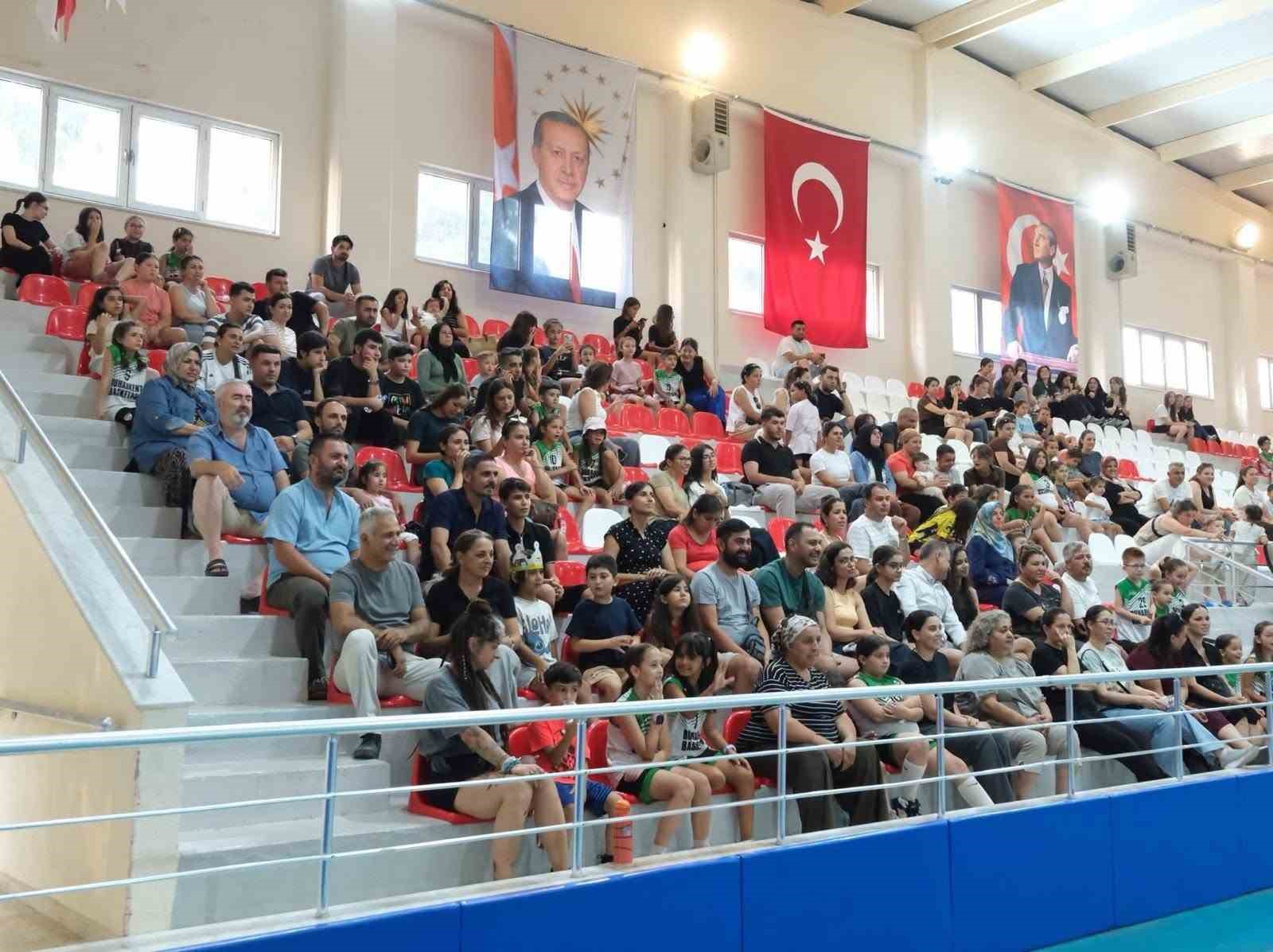 Buharkent’te genç basketbolcular kıyasıya mücadele etti