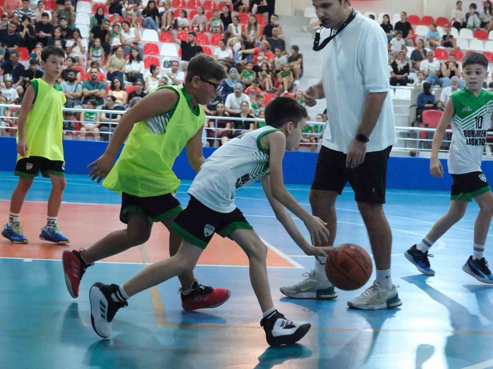 Buharkent’te genç basketbolcular kıyasıya mücadele etti