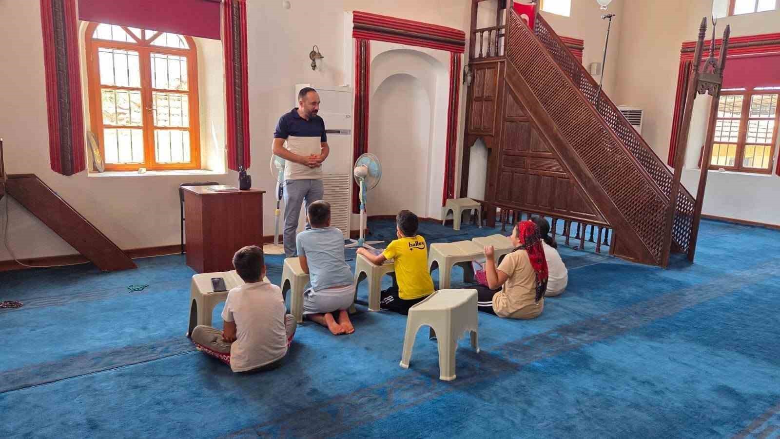 Kuyucak’ta Yaz Kur’an Kursu öğrencilerine rehberlik seminerleri