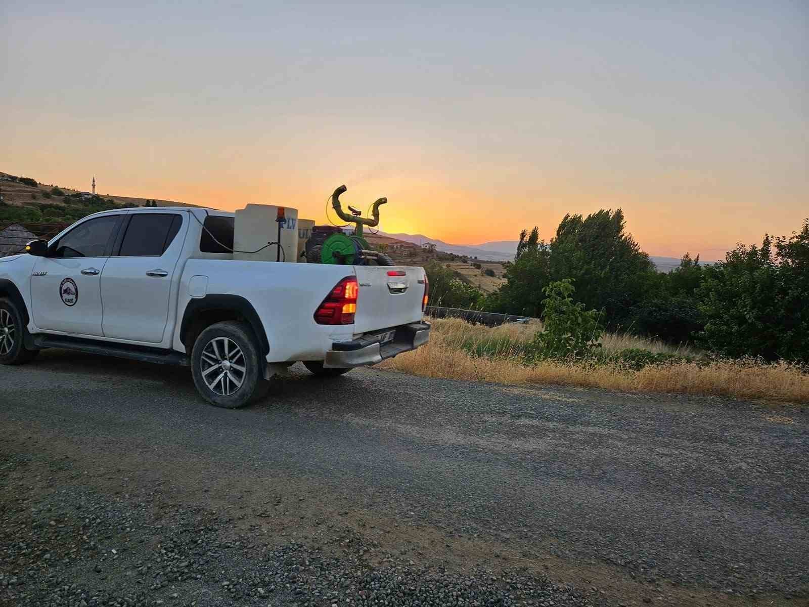 Elazığ’ın köylerinde ilaçlama çalışmaları sürüyor