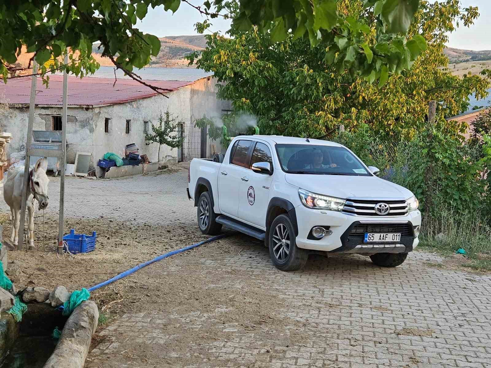 Elazığ’ın köylerinde ilaçlama çalışmaları sürüyor