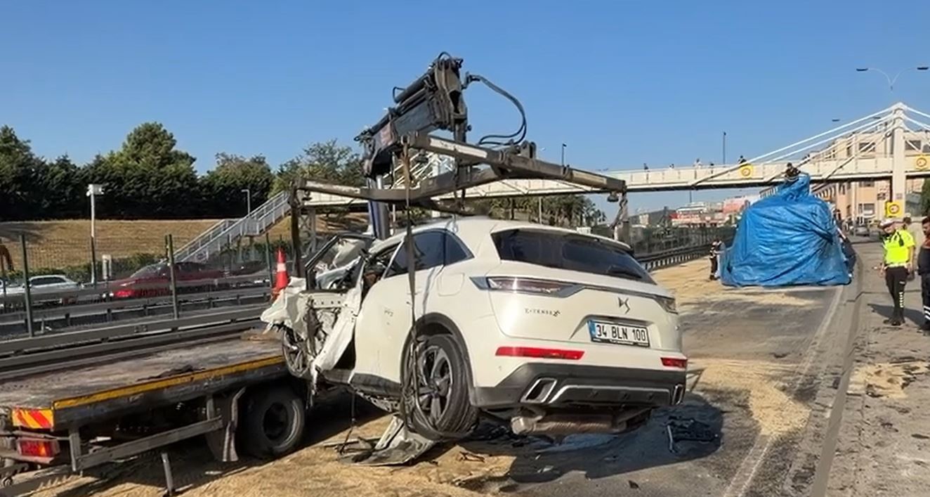 Küçükçekmece’de otomobil, İETT otobüsüne çarptı: 1’i polis memuru 3 kişi öldü