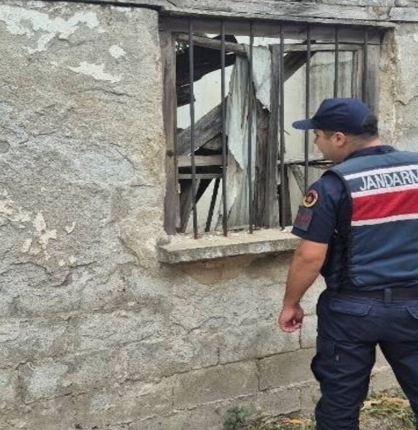 Çanakkale’de jandarma ekiplerince çeşitli suçlardan aranan 83 şüpheli yakalandı