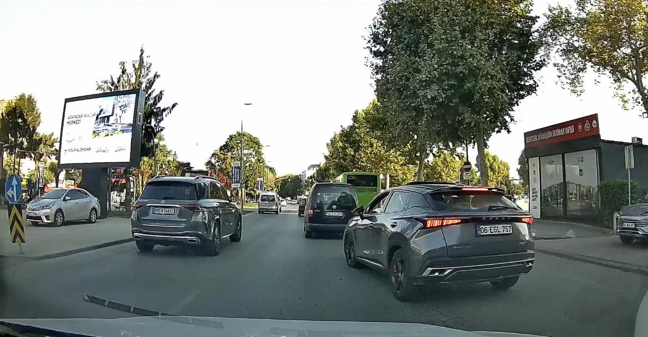 Faciaya davetiye çıkardı: Trafiğin yoğunluğuna aldırmadan makas attı