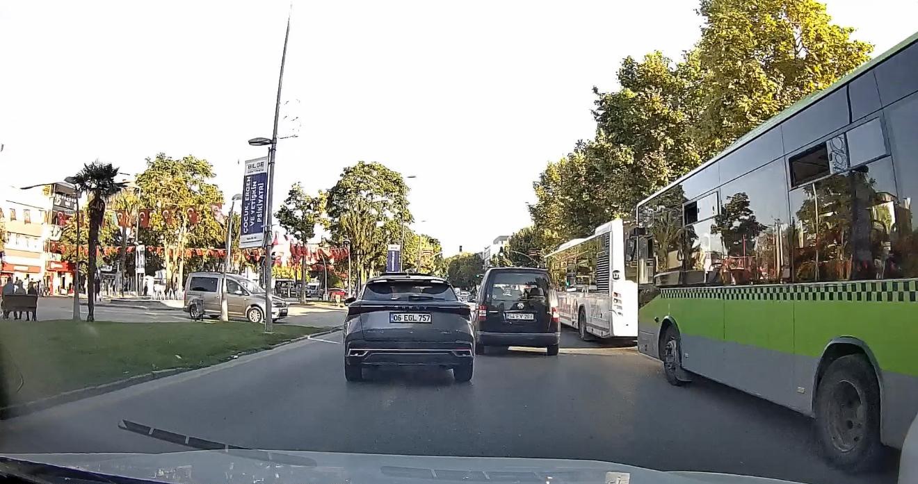 Faciaya davetiye çıkardı: Trafiğin yoğunluğuna aldırmadan makas attı