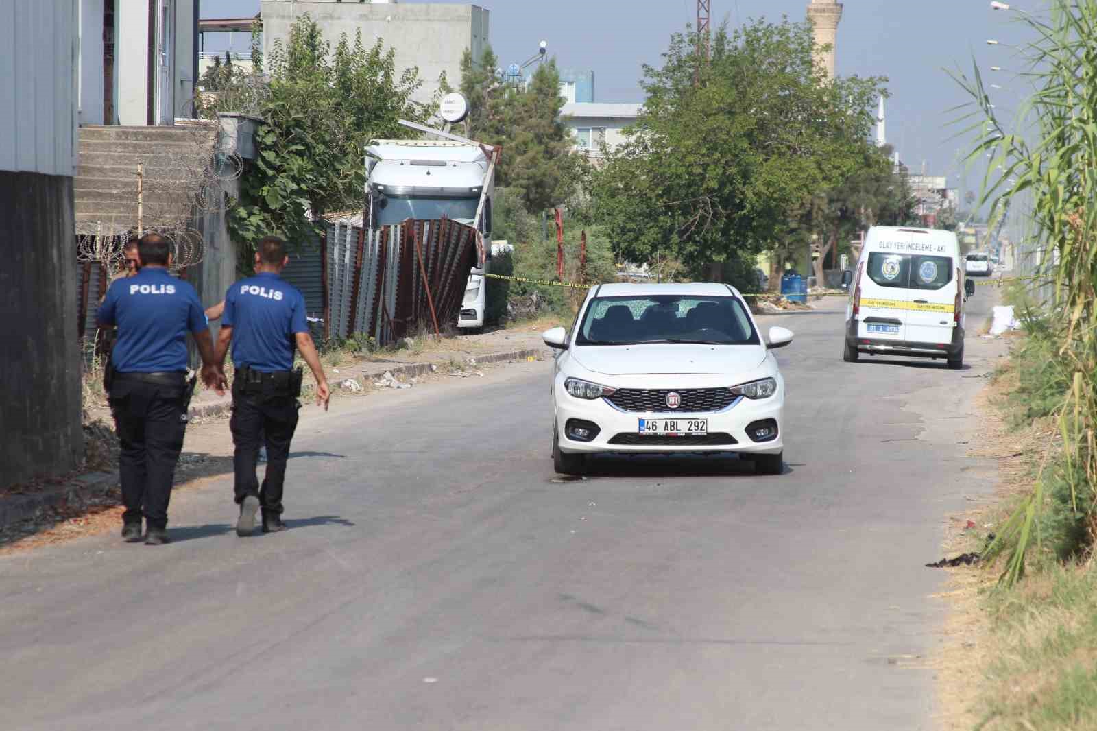 Motosikletli şüpheliler, seyir halindeki otomobile kurşun yağdırdı: 1 yaralı