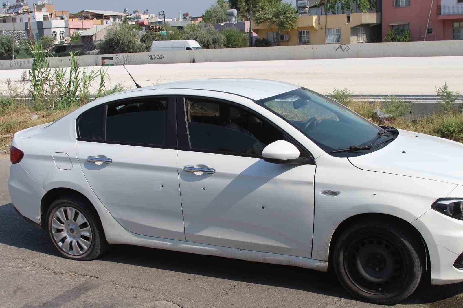 Motosikletli şüpheliler, seyir halindeki otomobile kurşun yağdırdı: 1 yaralı