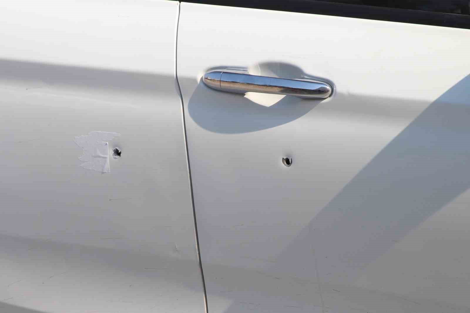 Motosikletli şüpheliler, seyir halindeki otomobile kurşun yağdırdı: 1 yaralı