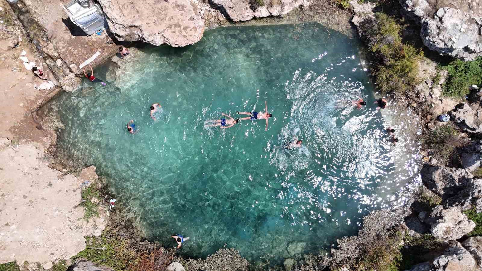 Uyuzlar şifa bulmak, gençler ise serinlemek için giriyor