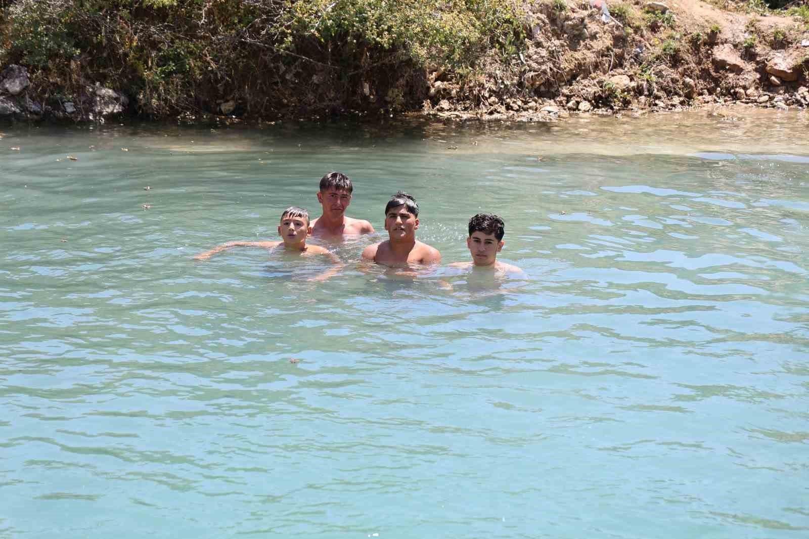 Uyuzlar şifa bulmak, gençler ise serinlemek için giriyor