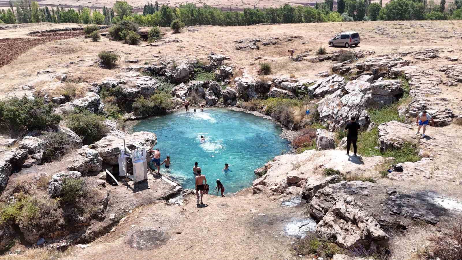 Uyuzlar şifa bulmak, gençler ise serinlemek için giriyor