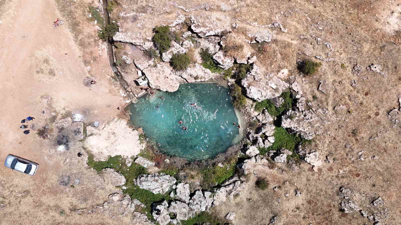 Uyuzlar şifa bulmak, gençler ise serinlemek için giriyor