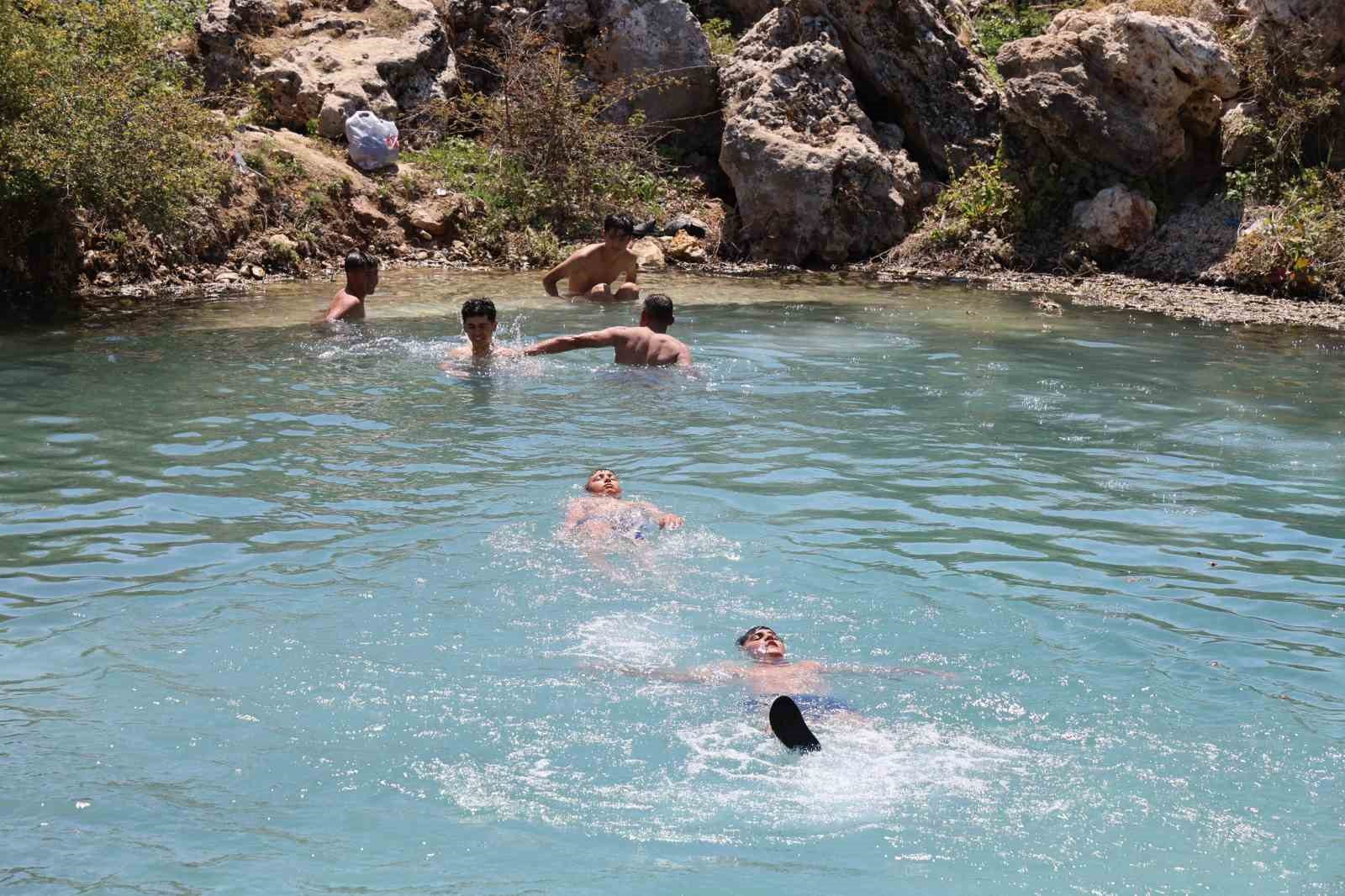 Uyuzlar şifa bulmak, gençler ise serinlemek için giriyor