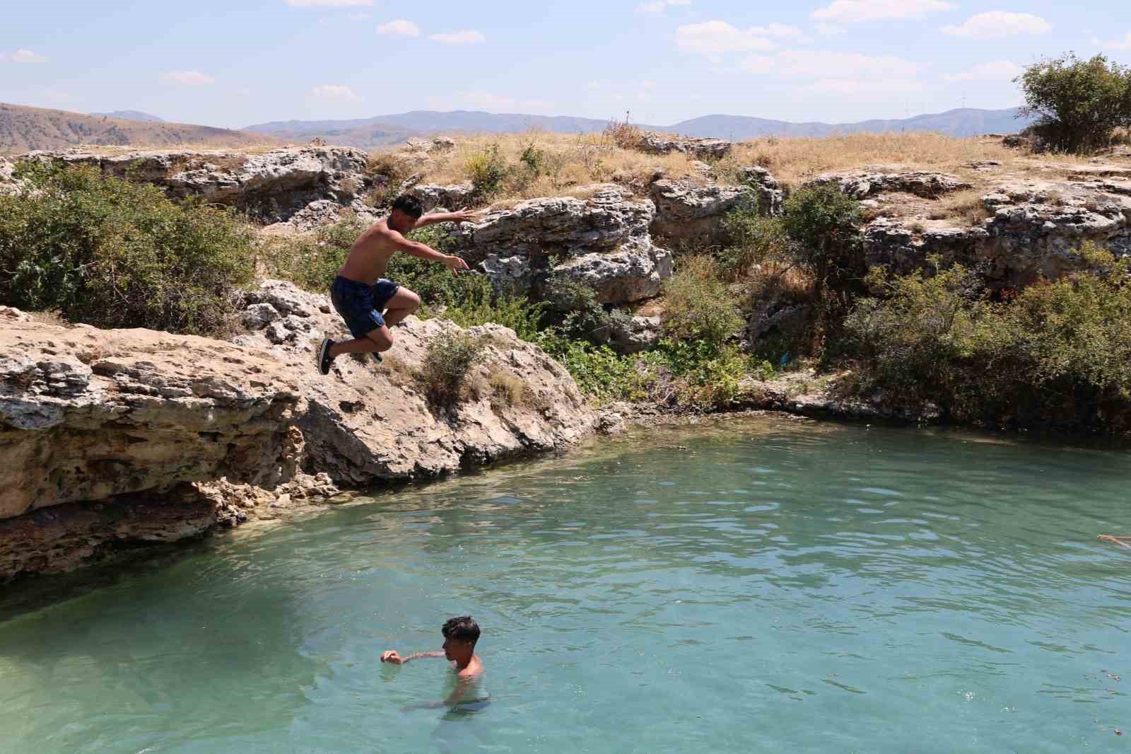 Uyuzlar şifa bulmak, gençler ise serinlemek için giriyor