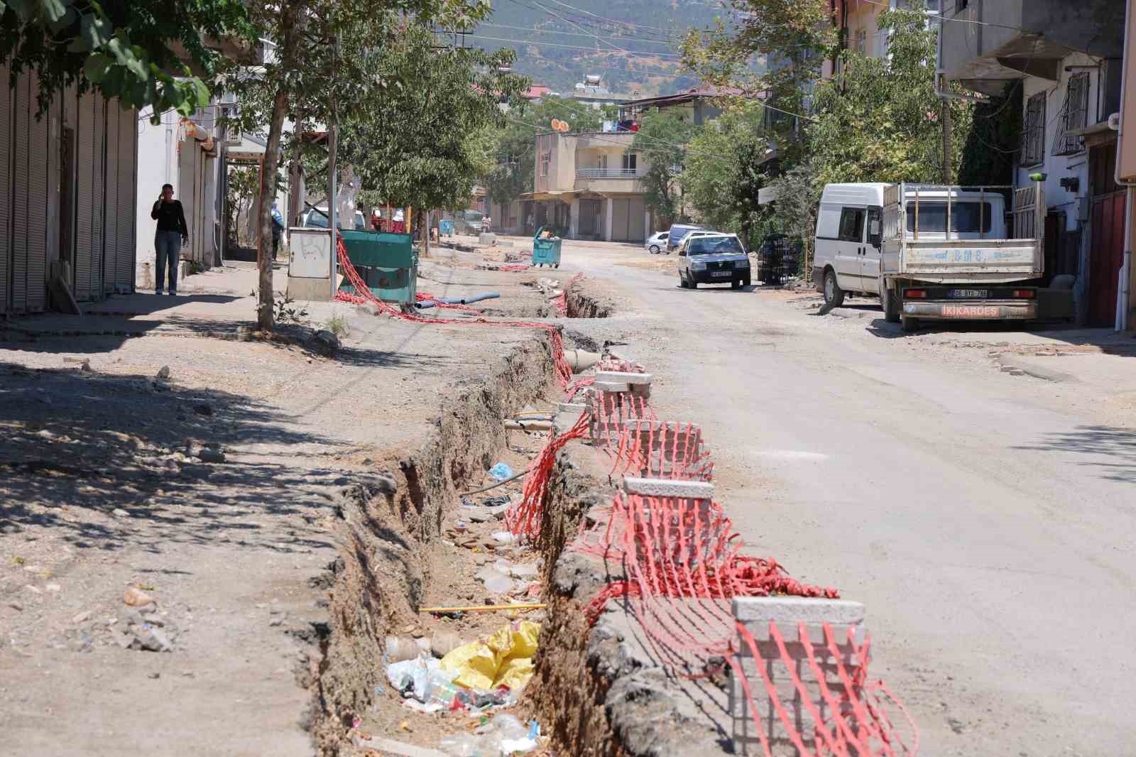 Dulkadiroğlu’nda vatandaşlardan yol tepkisi: "Biz depremde bu kadar zarar görmemiştik"