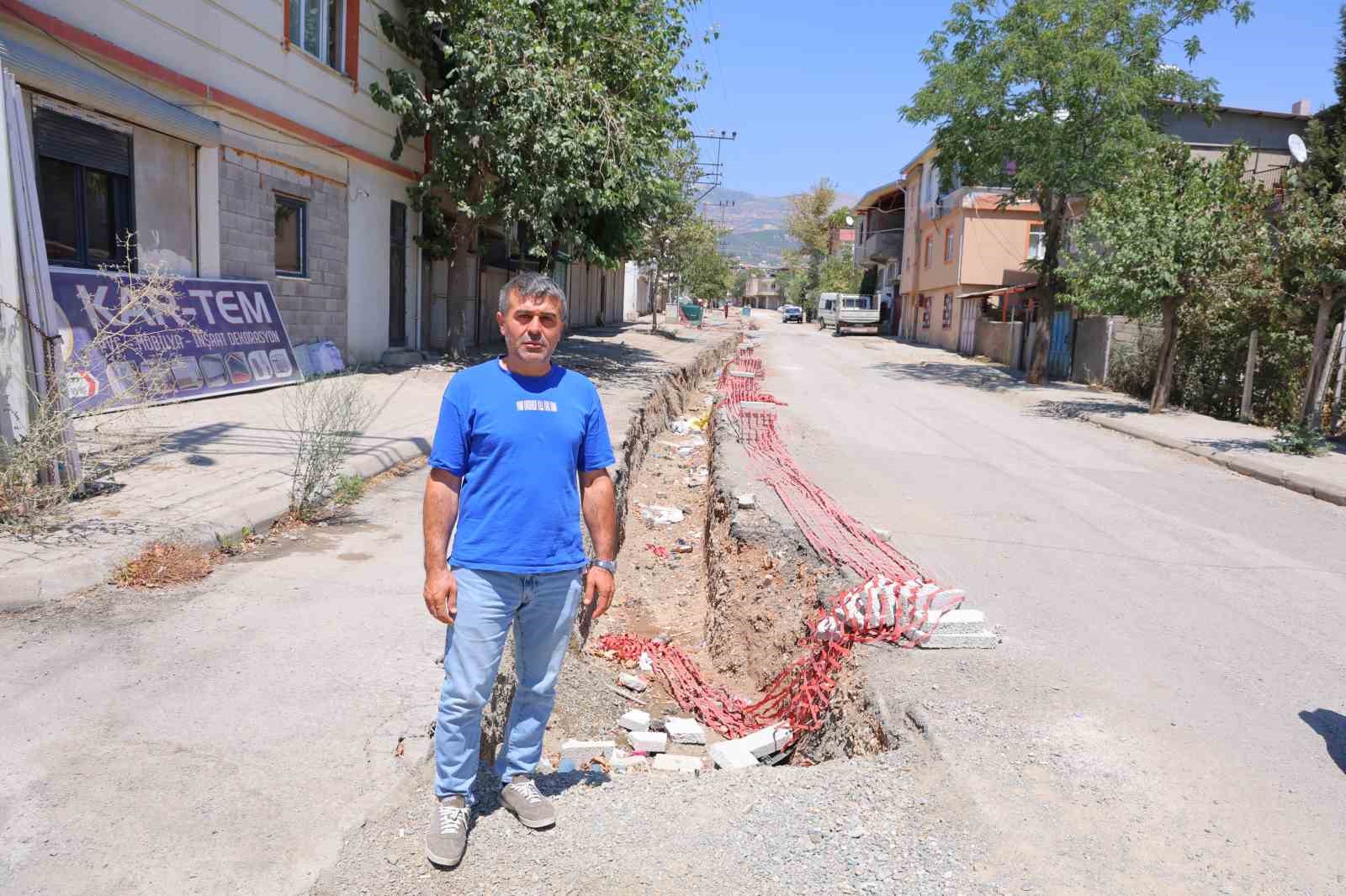 Dulkadiroğlu’nda vatandaşlardan yol tepkisi: "Biz depremde bu kadar zarar görmemiştik"