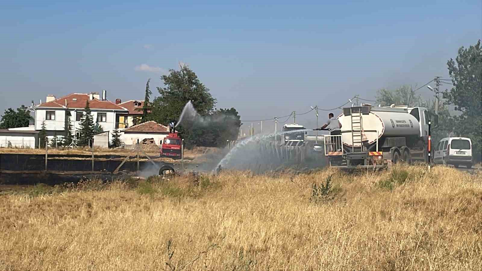 Otluk alanda başlayan yangın evlere sıçramadan söndürüldü