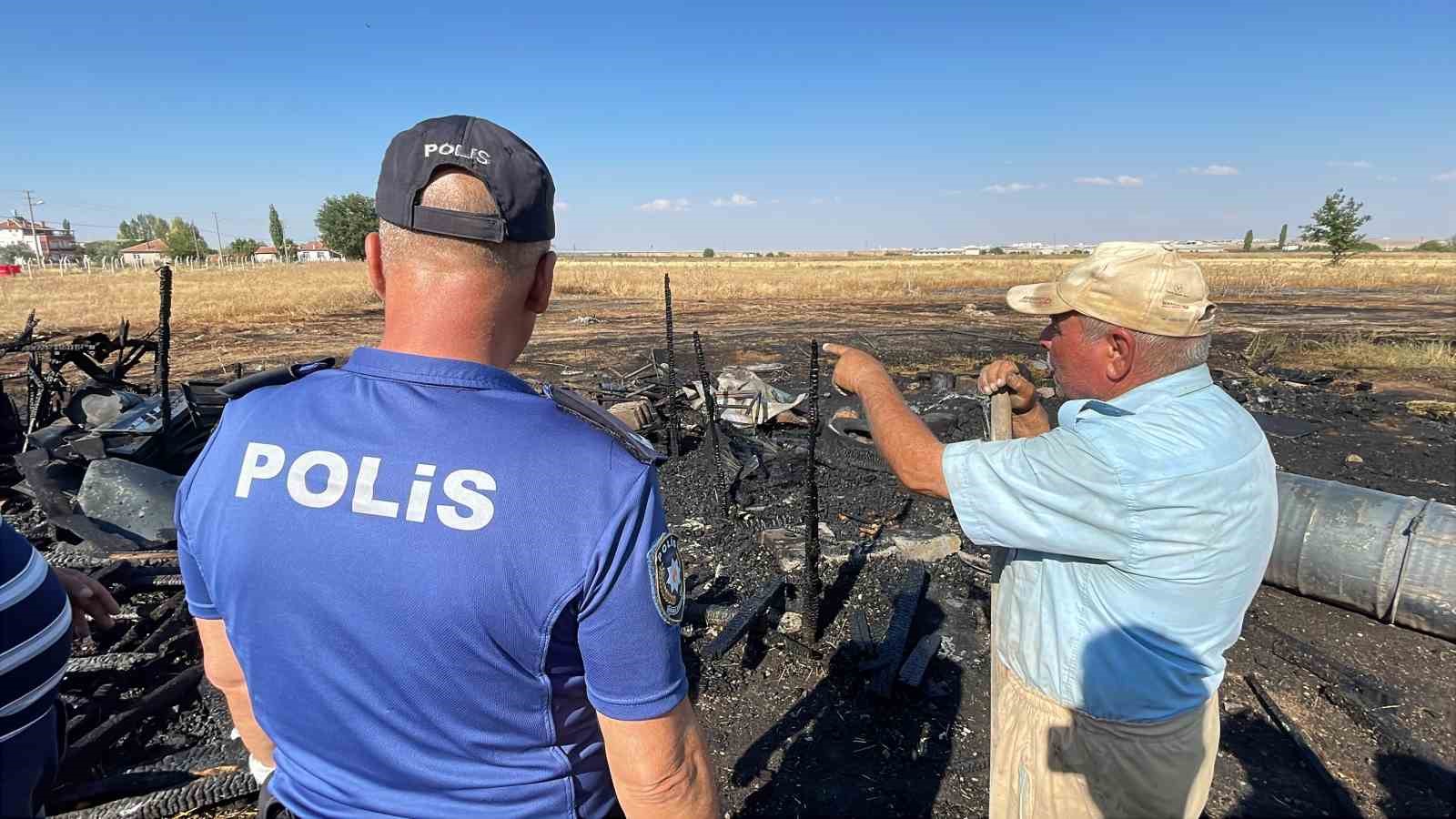 Otluk alanda başlayan yangın evlere sıçramadan söndürüldü
