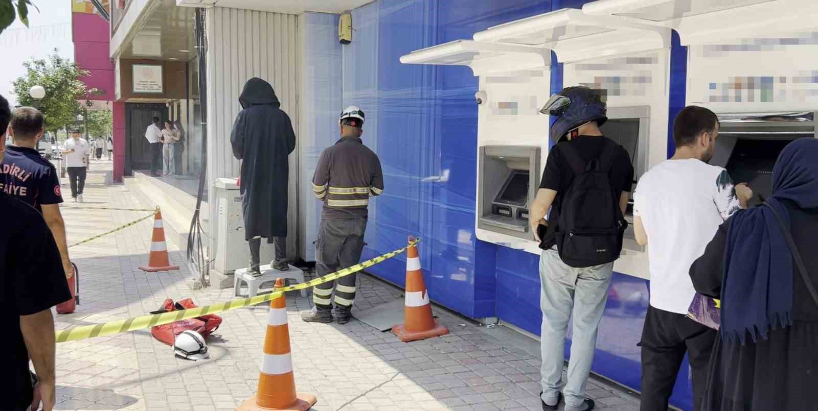 Trafoda yangın çıktı, vatandaşlar ATM’den para çekmeye devam etti