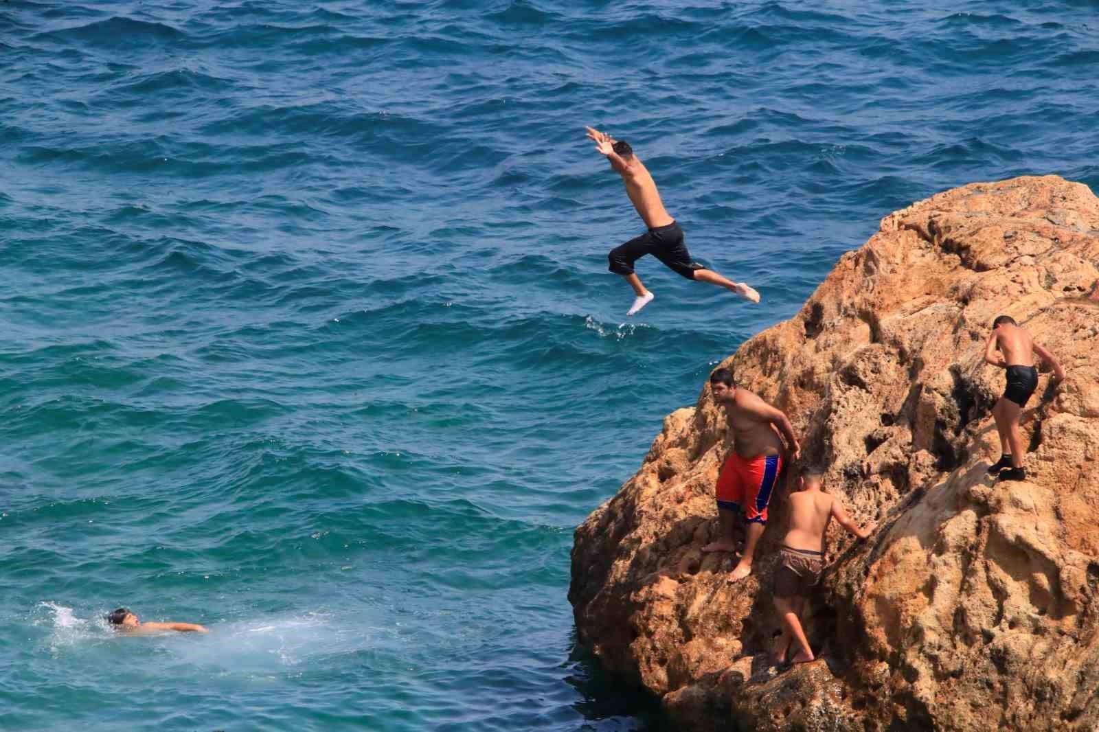 Hava sıcaklığının 34 derece ölçüldüğü Antalya’da deniz suyu sıcaklığı 30 dereceyi gördü