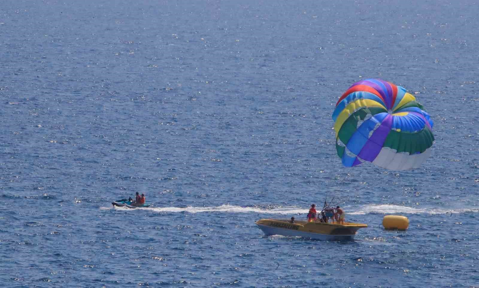 Hava sıcaklığının 34 derece ölçüldüğü Antalya’da deniz suyu sıcaklığı 30 dereceyi gördü