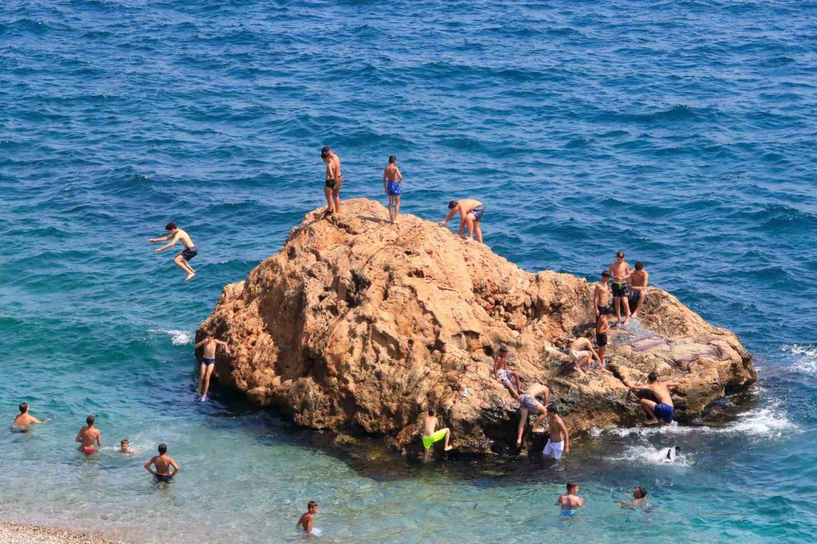 Hava sıcaklığının 34 derece ölçüldüğü Antalya’da deniz suyu sıcaklığı 30 dereceyi gördü