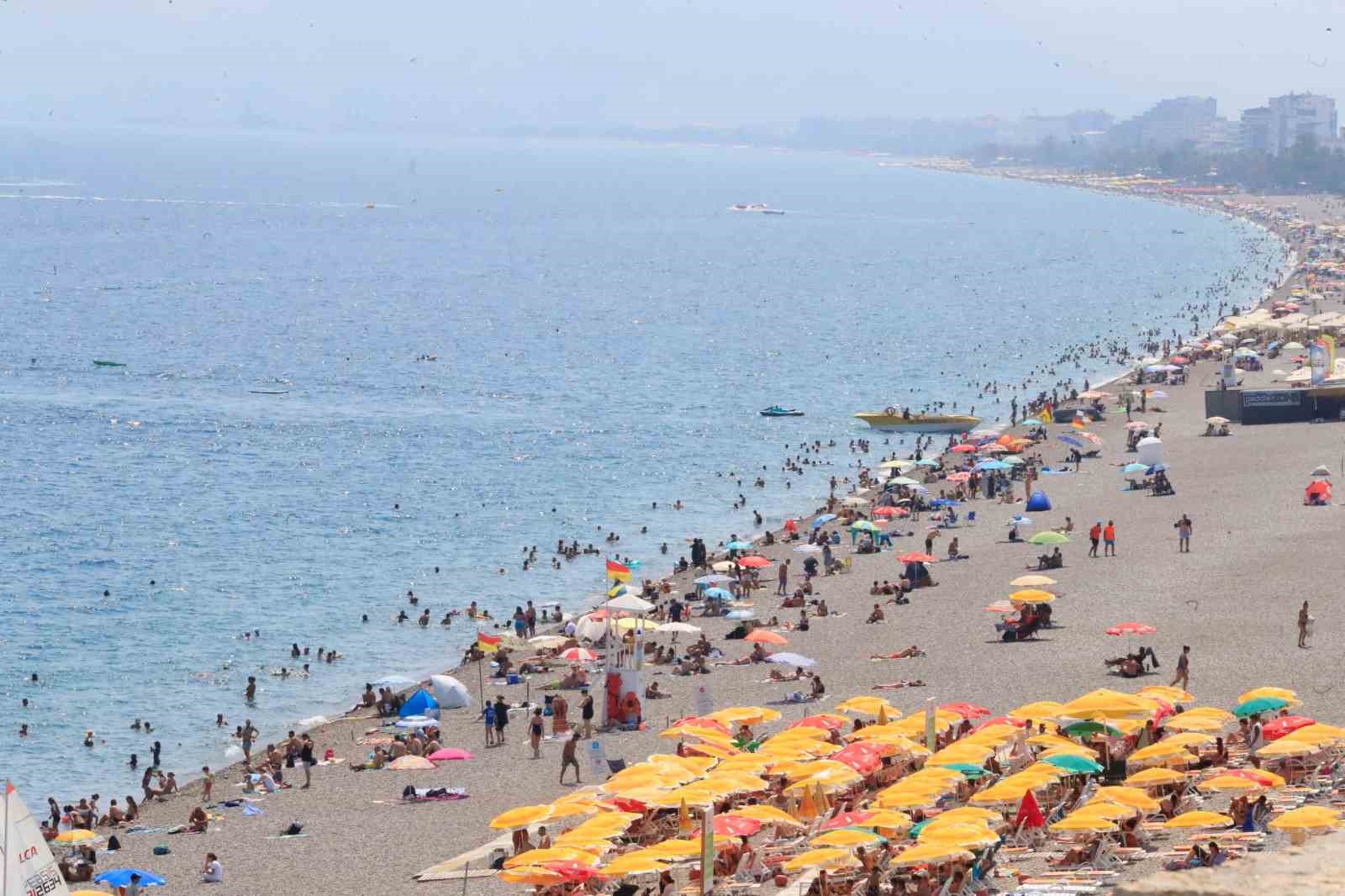 Hava sıcaklığının 34 derece ölçüldüğü Antalya’da deniz suyu sıcaklığı 30 dereceyi gördü