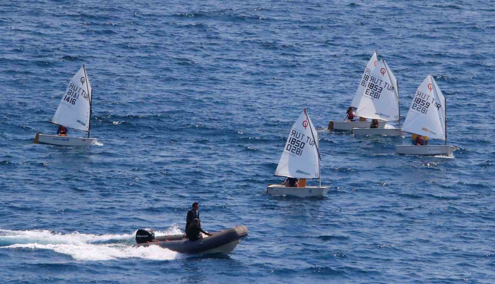 Hava sıcaklığının 34 derece ölçüldüğü Antalya’da deniz suyu sıcaklığı 30 dereceyi gördü