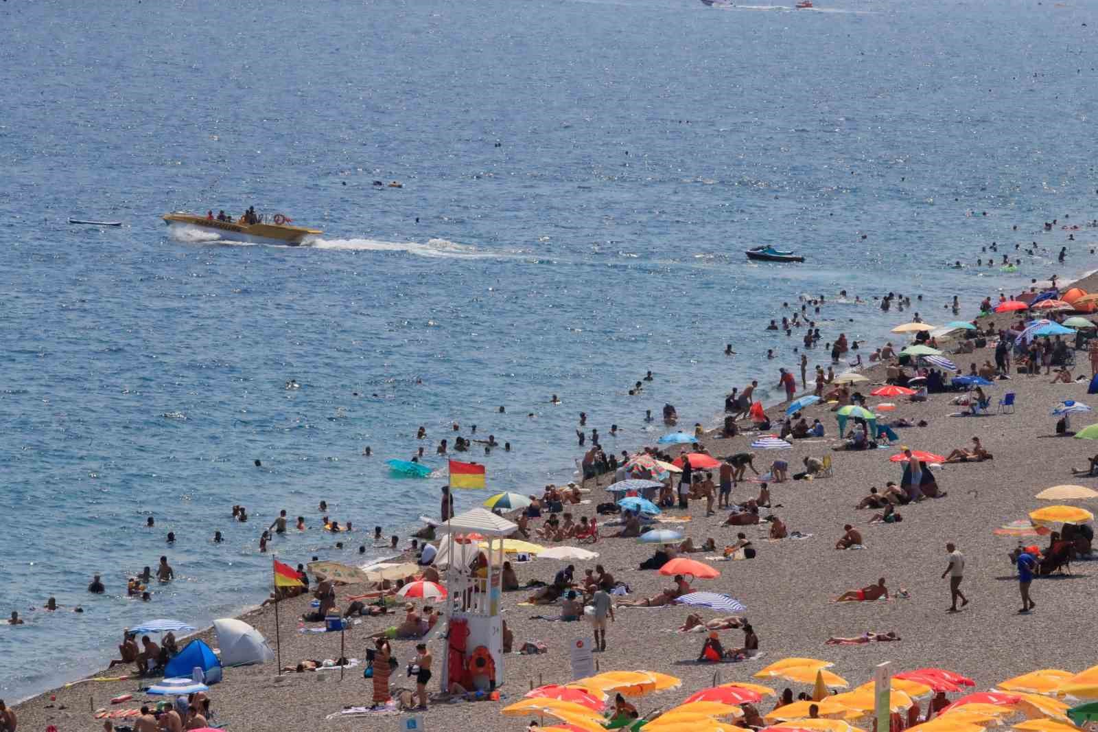 Hava sıcaklığının 34 derece ölçüldüğü Antalya’da deniz suyu sıcaklığı 30 dereceyi gördü