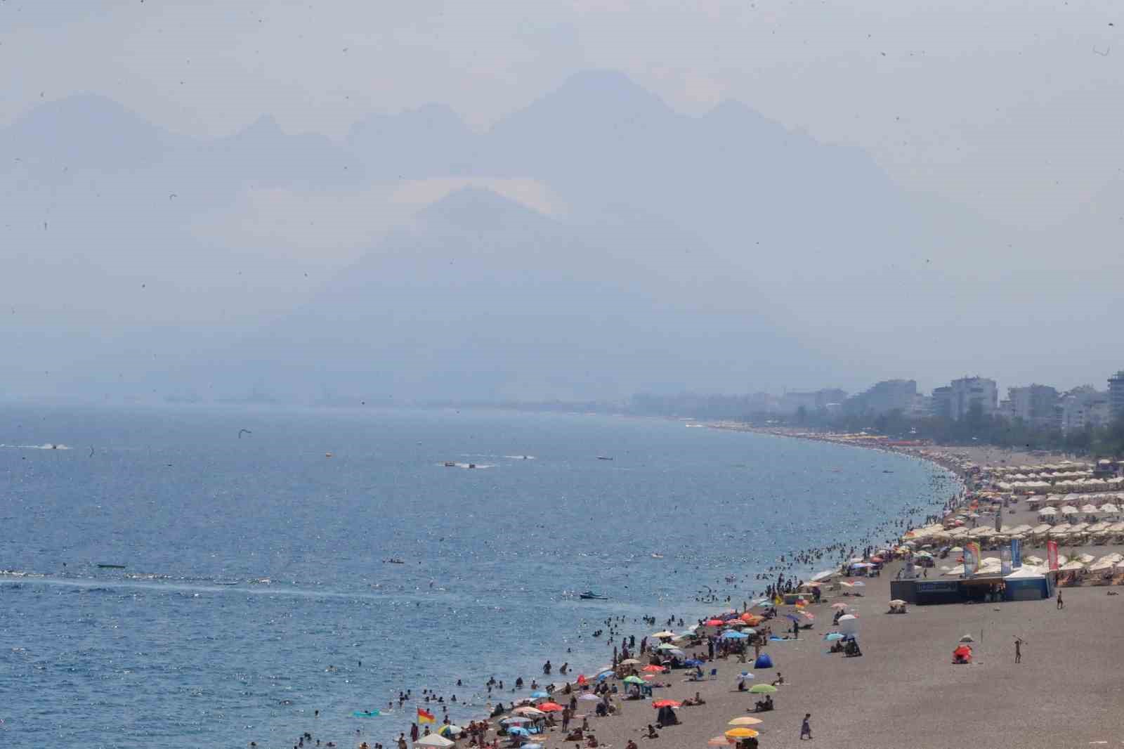 Hava sıcaklığının 34 derece ölçüldüğü Antalya’da deniz suyu sıcaklığı 30 dereceyi gördü